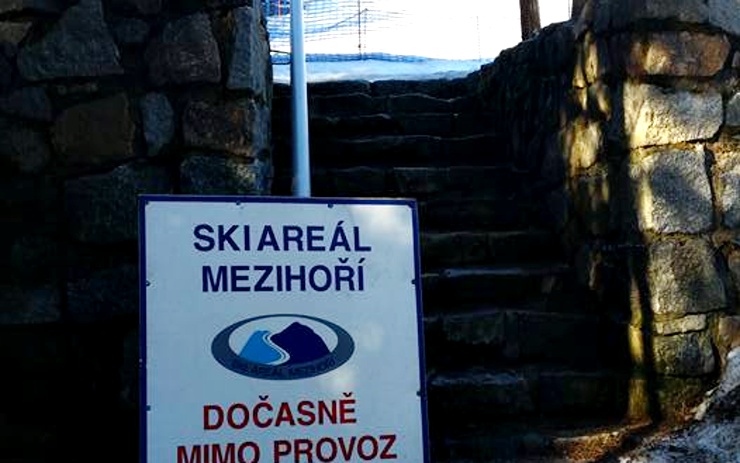 Na Mezihoří si technický sníh na velké sjezdovce šetří na víkend, kdy doufají, že se ochladí. Zdroj: Ski areál Mezihoří
