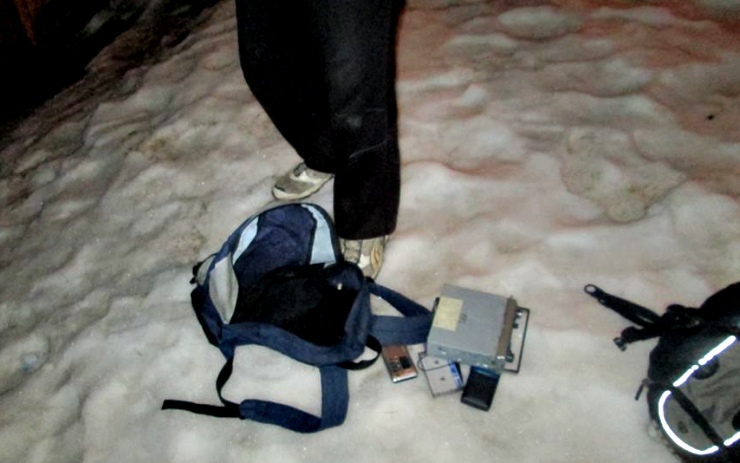 Věci z kontejneru si muži chtěli odnést v batůžku. Foto: Měp Chomutov