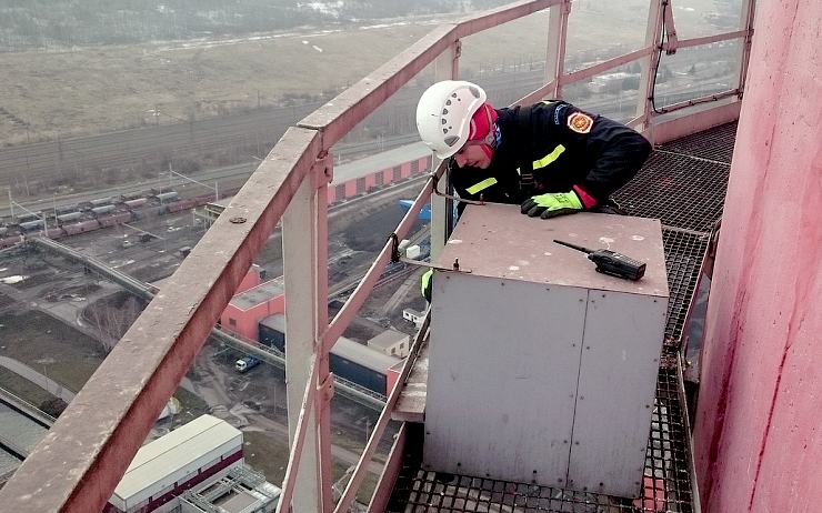 Pondělní čištění sokolí budky na ochozu komína Elektrárny Prunéřov II. Foto: Jan Apolen