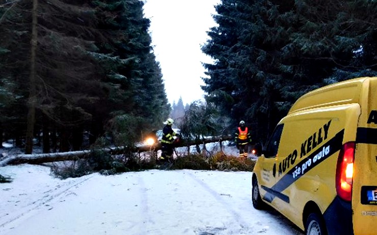 Dobrovolní hasiči v Jirkově se od rána nezastavili. Zdroj: Facebook města Jirkov