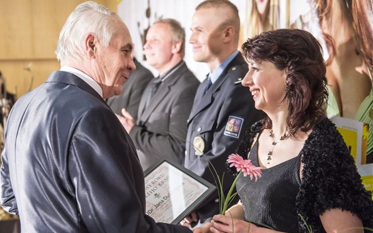Ing. Jiří Novák, předseda představenstva Krajské zdravotní, a. s., předává ocenění v kategorii Dobrý skutek MUDr. Janě Dušánkové. Foto: KZ