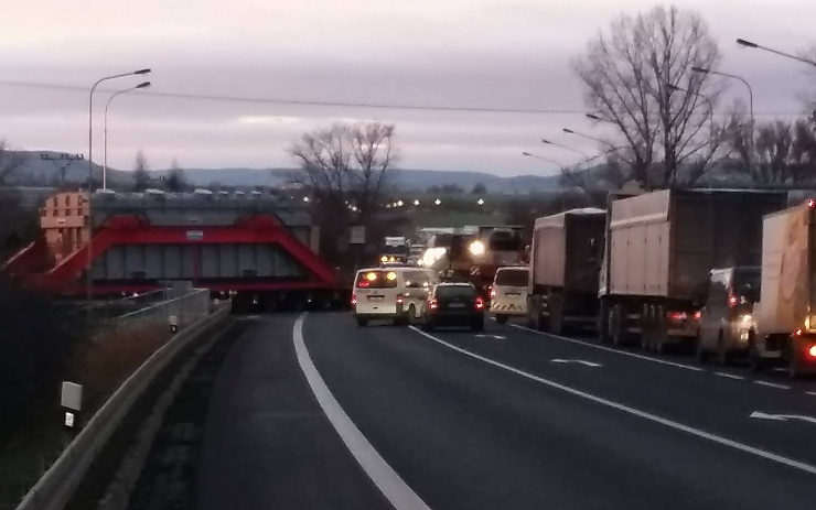 Jeden z předchozích nadměrných nákladů z Lovosic do Hradce u Kadaně. Foto čtenář