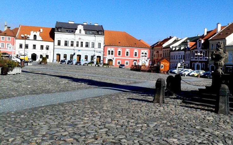 Kadaňskou radnici trápí vylidněné centrum už delší dobu. Loni náměstí oživila aspoň městská dřevěná předzahrádka, kterou provozovala kavárna Staré časy