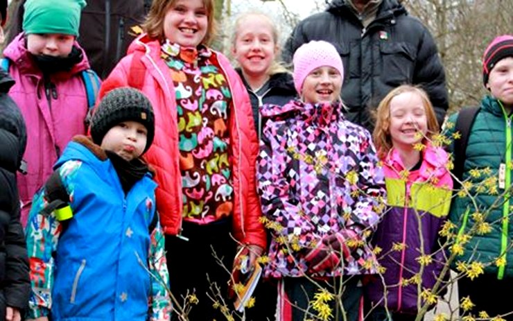Děti na jarním ekotáboře u rozkvetlého keře. Foto: Martin Šopf