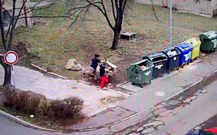 Muži stěhují staré křeslo ke kontejneru. Zdroj: Měp Jirkov