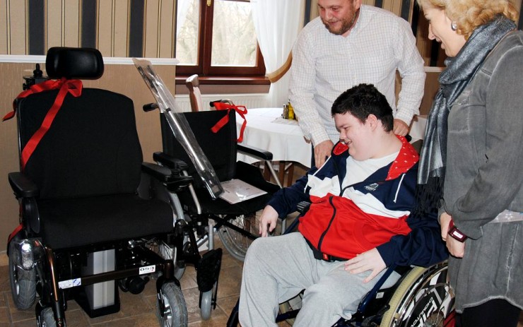 Standa Hrzina už nebude muset sedět doma. S elektrickým vozíkem může klidně vyjet i někam do terénu.