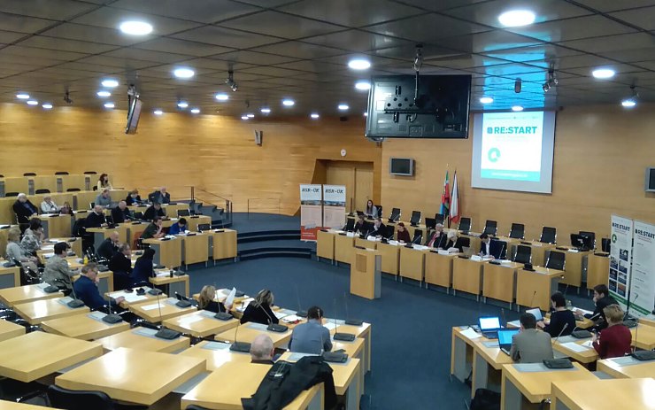 Dnes se na Krajském úřadě sešly na čtyři desítky osobností veřejného života, zástupců významných firem, úřadů, svazů a měst, vysokých škol, hospodářských a sociálních rad, hospodářské komory a diskutovaly konkrétní opatření Akčního plánu.