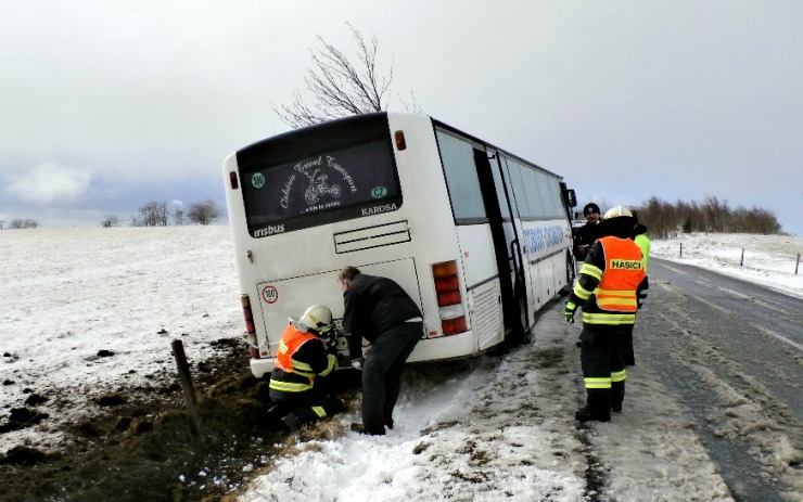 Autobus s dětmi sfoukl vítr do příkopu. Foto:4xhasiči Kovářská