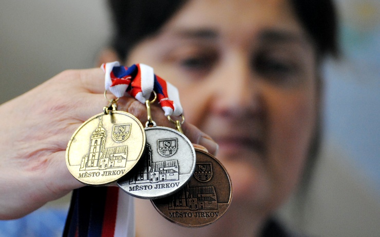 Jirkov má vlastní medaile pro sportovce. Zdarma je nabízí všem, kteří pořádají různé soutěže