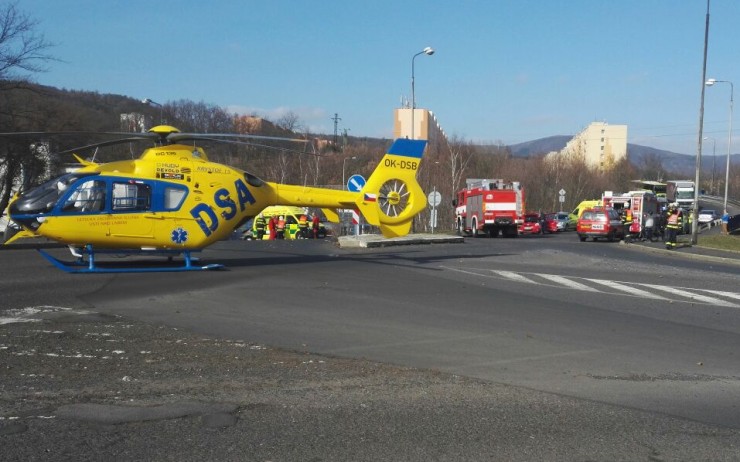 Záchranáři v akci při odpolední nehodě v Jirkově. Foto: Tomáš Pitterling