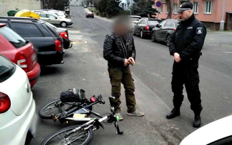 Opilý cyklista šněroval silnici, všimli si ho strážníci