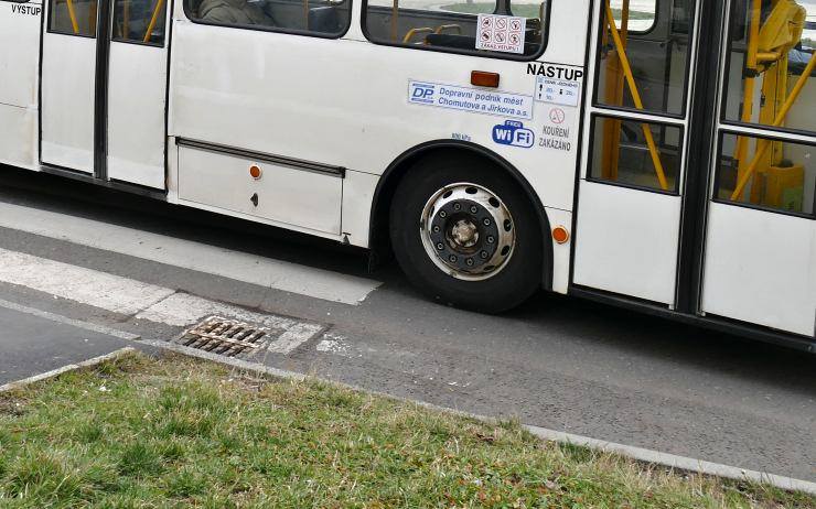 Cestující provokoval řidiče. Uvnitř trolejbusu si zapálil cigaretu a odmítal vystoupit