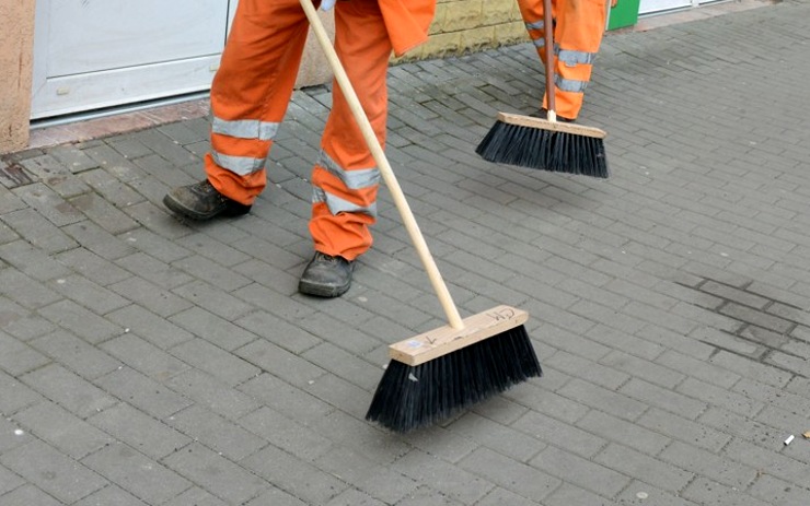 Dlouhodobě nezaměstnaní půjdou uklízet město, pracovat začnou od května