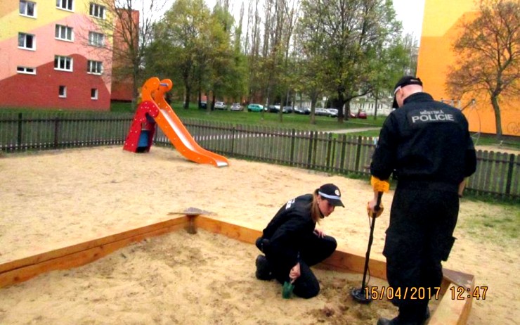 Strážníci opět sbírali injekční stříkačky, tentokrát na pískovištích