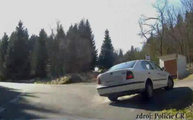 VIDEO: Policejní honička po okresních silnicích. Cizinec hlídkám neujel