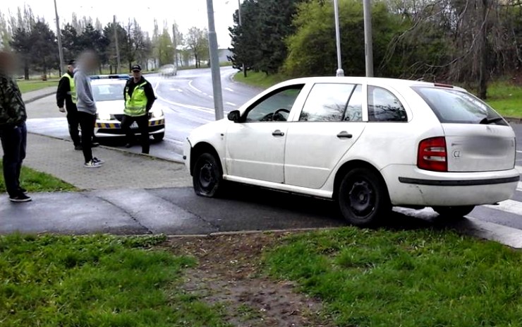 Nehoda na Vinohradské: Řidič napasoval auto do lampy u přechodu