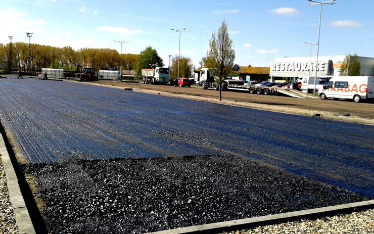 OBRAZEM: U Globusu se asfaltuje parkoviště. Najít volné místo blízko hypermarketu je o nervy