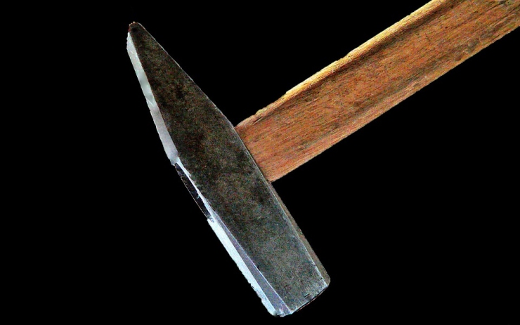 V Kovářské se poprali tři chlapi. Jeden schytal ránu kladivem