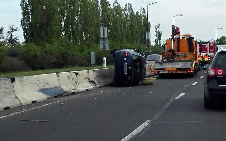 OBRAZEM: Auto při nehodě v Chomutově narazilo do středových pásů a zůstalo na boku