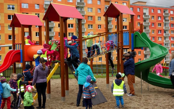 OBRAZEM:  Na novém hřišti v Dlouhé ulici se vyřádí malé i větší děti