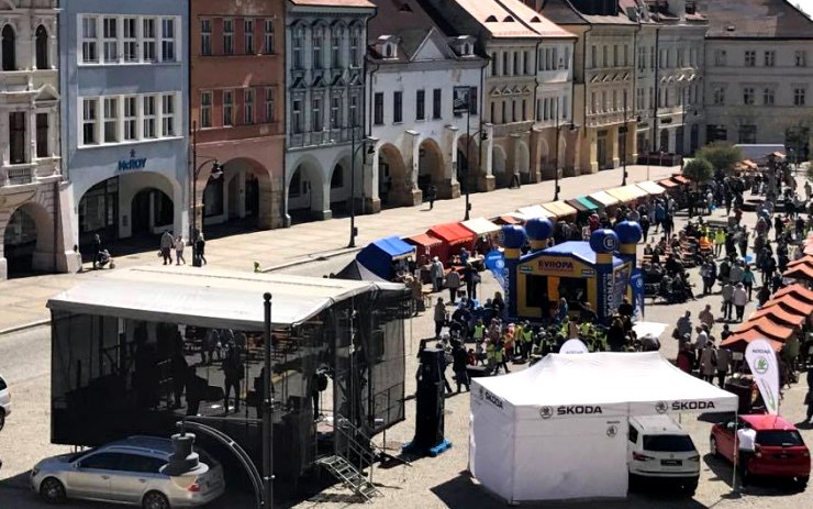 Velký trh s regionálními potravinami na náměstí v Chomutově! Přijďte ochutnat, nakoupit a poslechnout si pohodovou muziku