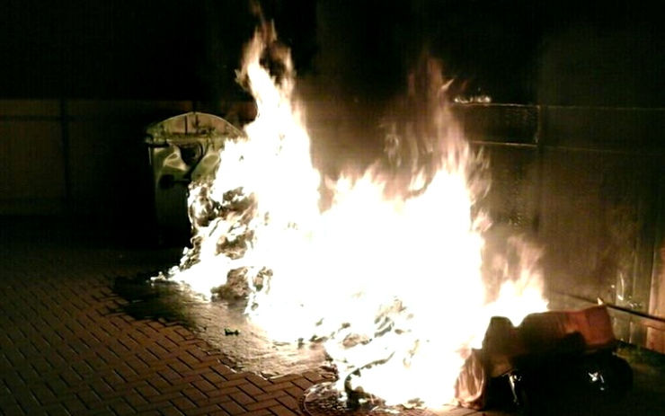OBRAZEM: V Chomutově opět někdo zapálil kontejnery. Žháře už hledá policie