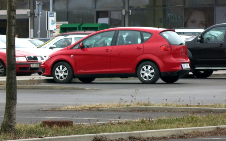 U supermarketu v Jirkově se do sebe pustili dva řidiči, kvůli špatně zaparkovanému autu