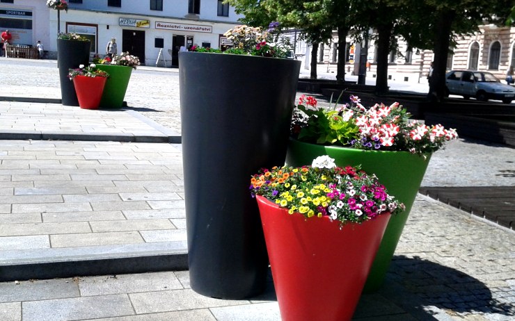 Centrum města opět rozkvetlo, nově jsou květinová hnízda i v Kostelní ulici