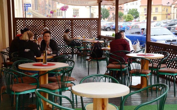 V Chomutově povolili restauracím celoroční předzahrádky. Změna má mimo jiné pomoci i s naplňováním protikuřáckého zákona