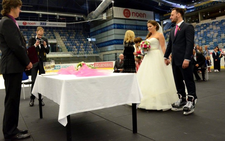 Neobvyklá svatba: Ano si snoubenci řekli na ledě s hokejkami v ruce