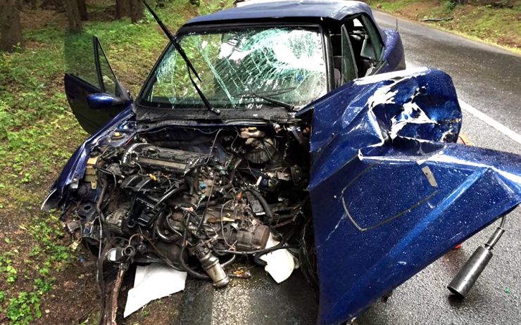 OBRAZEM: Mladý řidič rozsekal u Vejprt auto o strom