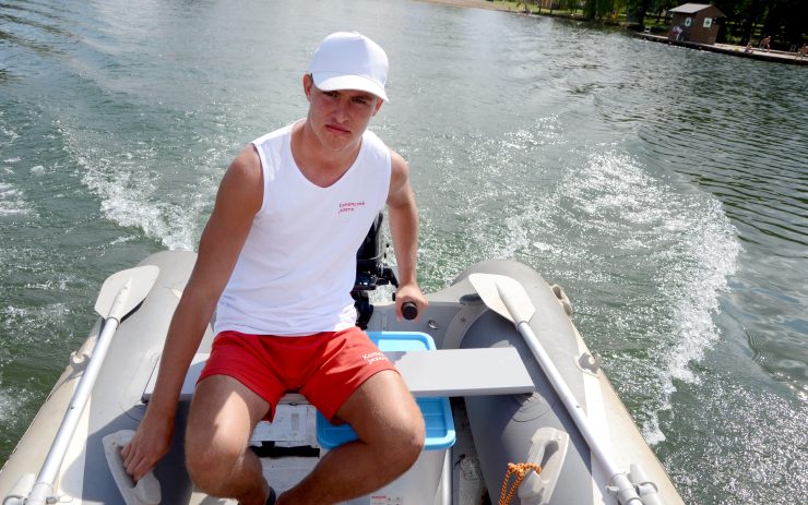 Plavčíci zachránili tonoucího chlapce na Kamencovém jezeře