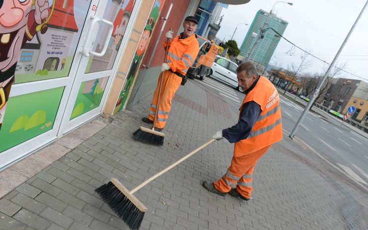Město pomáhají Technickým službám čistit nezaměstnaní i vězni