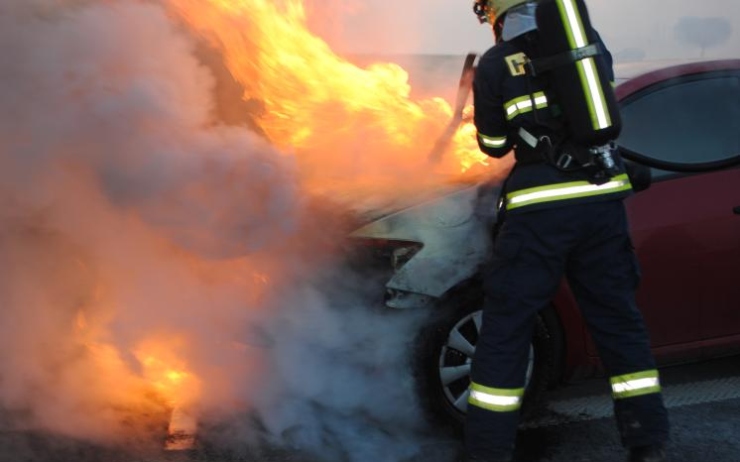 Drama poblíž Černovic: Řidič byl zaklíněn v hořící škodovce, pomohli mu policisté, kteří jeli náhodou kolem nehody do práce
