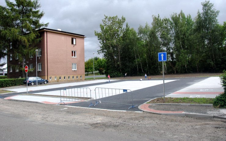Jirkovští mají nové parkoviště, vzniklo na místě, kde stával vybydlený dům