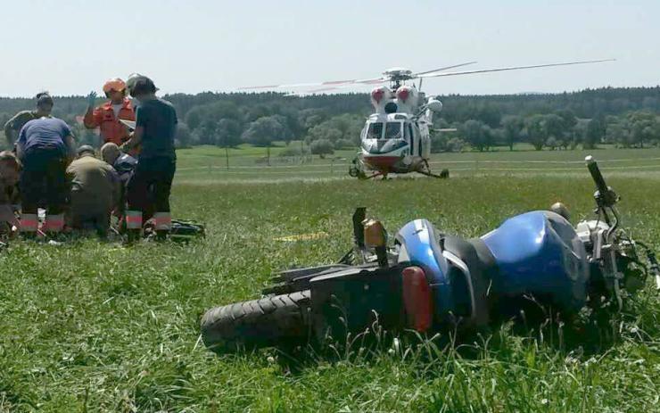 Motorkář zemřel při srážce s autem u Stráže nad Ohří, dalšího přepravil vrtulník do nemocnice