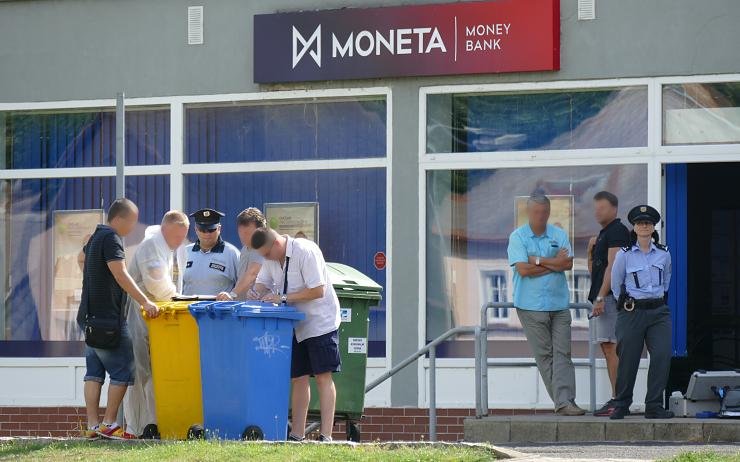 AKTUÁLNĚ: Lupiči přepadli banku v Klášterci nad Ohří, jsou na útěku