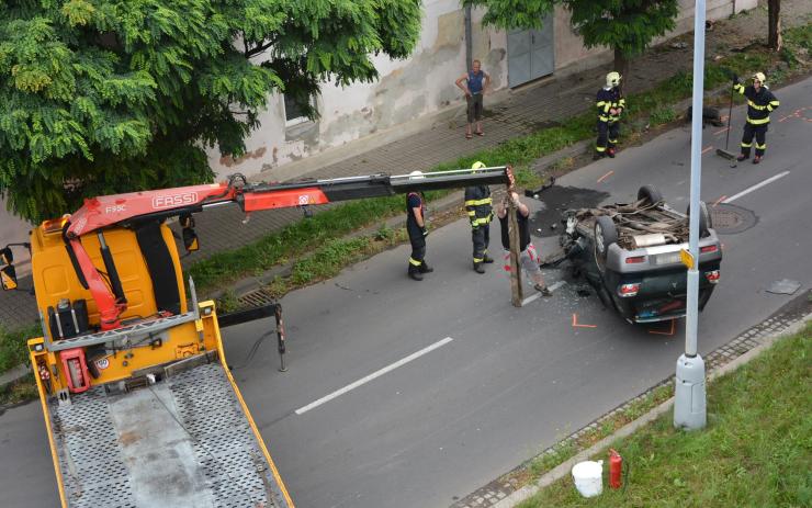 OBRAZEM: Auto se po nárazu do stromu v Dukelské ulici převrátilo na střechu