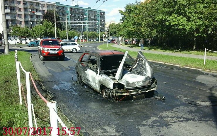 Osobní auto na Březenecké pohltily plameny