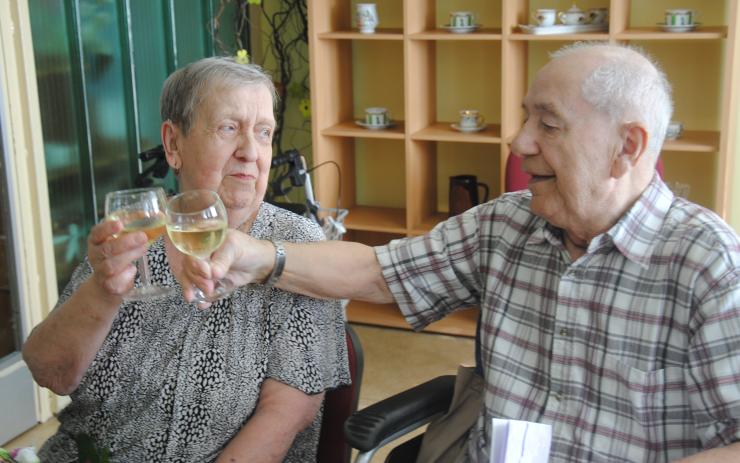 Seznámili se spolu v práci v elektrárně v Komořanech, teď jsou spolu už šedesát let