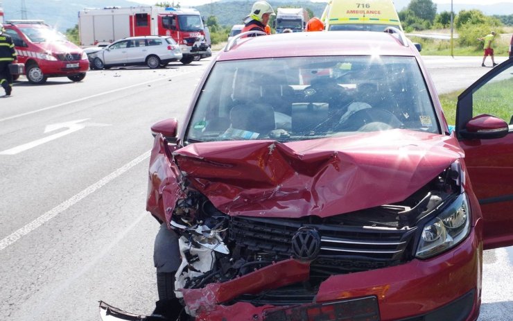 Další nehoda na křižovatce na Kadaň! Záchranáři ošetřovali dva raněné