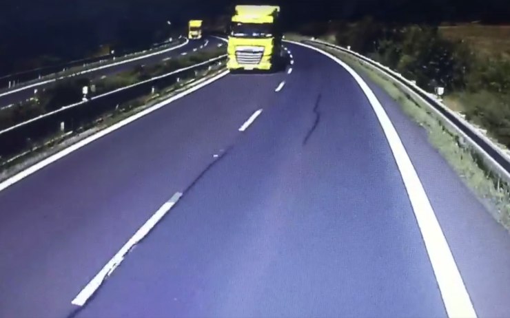 VIDEO: Řidič kamionu v klesání u Chomutova děsil ostatní jízdou v protisměru!