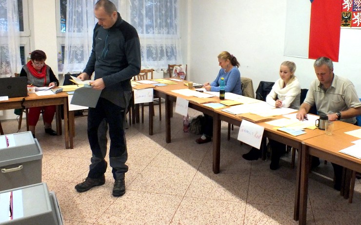 Městský úřad nabízí lidem místa ve volebních komisí. Je za to odměna