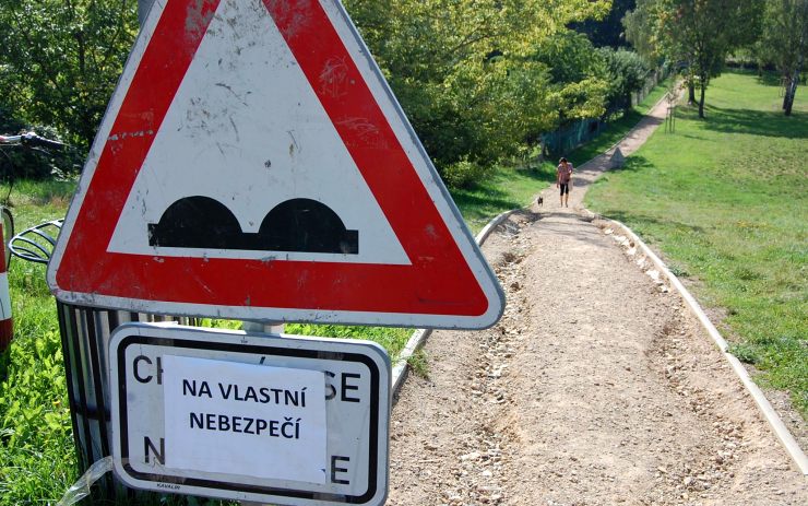 Zničené mlatové cesty do Olejomlýnského parku čeká oprava