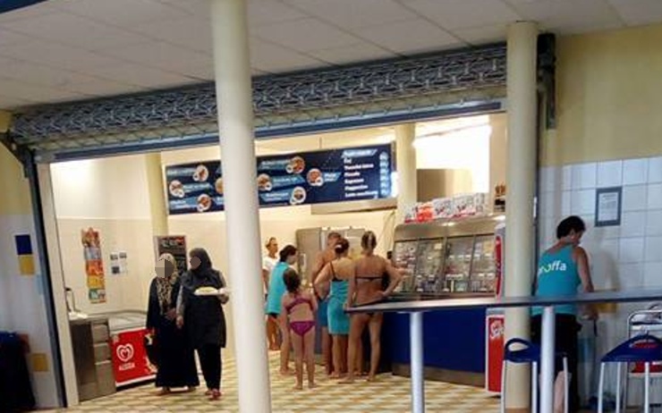 Zahalené muslimky v Aquasvětě vzbudily pozdvižení. Provozovatel bazénu se omluvil