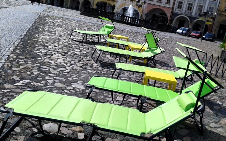 V centru města jako na pláži! Turisté i místní mohou odpočívat na lehátkách s polštářky