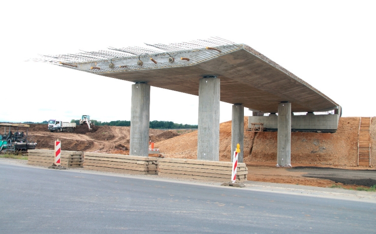 OBRAZEM: Nad rozestavěnou dálnicí D7 už se tyčí polovina nového mostu
