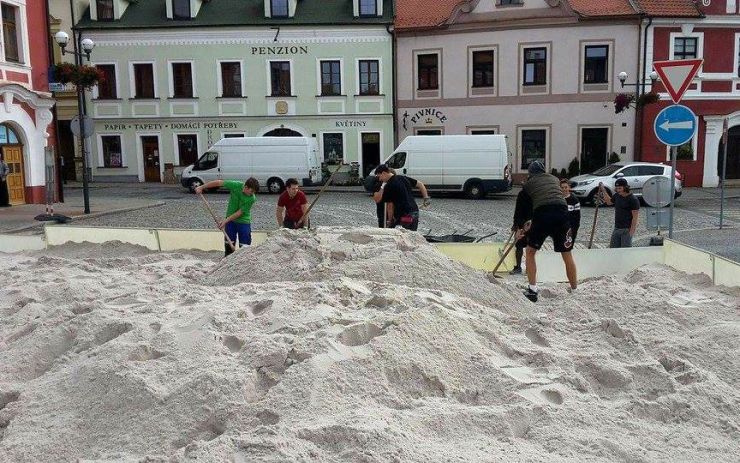 OBRAZEM: Co se děje na náměstí v Kadani? Sedmnáct tater sem přivezlo tuny písku