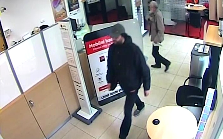 VIDEO: Další přepadení banky, tentokrát v Podbořanech! Loupil zřejmě stejný muž, jako v Kadani