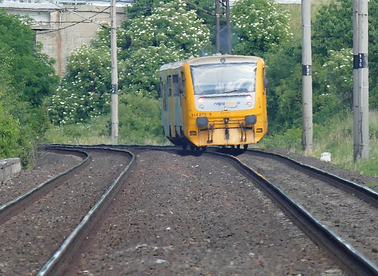 AKTUÁLNĚ: Vlak v Chomutově srazil člověka, provoz na dráze je omezen